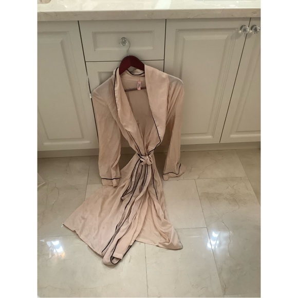❤️SOLD❤️ Agent provocateur pale pink silk robe elegant feminine design. Size 3. - Picture 1 of 4